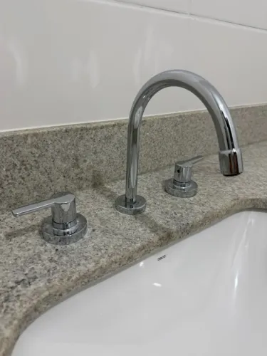 Bancada/Pedra de Banheiro Branco Itaúnas 144 x 55 cm com Misturador Docol e cuba Deca