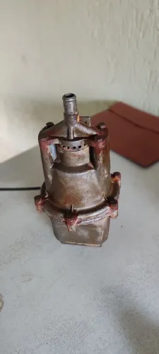 Bomba submersa de água para cisterna em perfeito estado