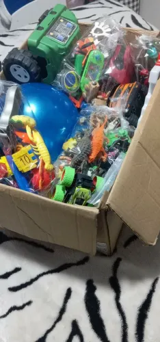 Caixa cheia de brinquedo de menino