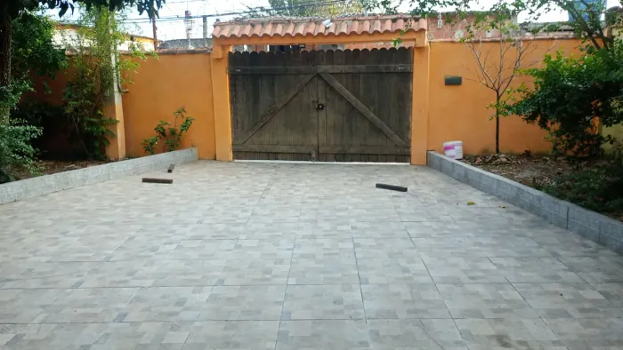 VENDO CASA COM QUINTAL GRANDE, ÁRVORES FRUTÍFERAS, LUGAR SOSSEGADO