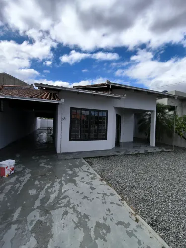 Alugo casa