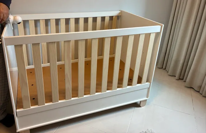 Berço americano branco e bege
