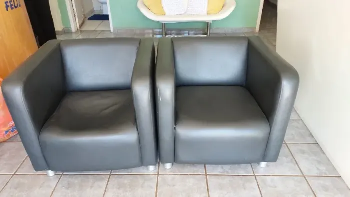POLTRONAS COURO PLÁSTICO PRETO