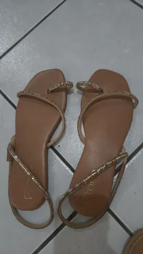 Sandália femininas elegante com detalhes em pedra tia, perfeita para complementar o seu lo