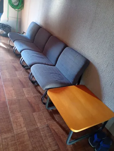 Poltronas e mesinha adequada para área lindas macia e confortável