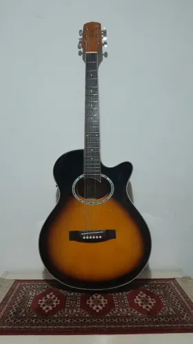 Troco um violão e uma guitarra por 4 cestas básicas. Motivo: Ação Social.
