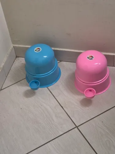 VENDO 2 BEBEDOURO DE ÁGUA PETS UM AZUL E UM ROSA DE 3 LITROS DE ÁGUA 
