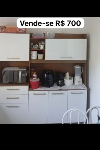 1 ARMÁRIO DE COZINHA, 1 GUARDA ROUPAS DE 6 PORTAS, 1 CAMA, 1 MESA PARA 4 CADEIRAS
