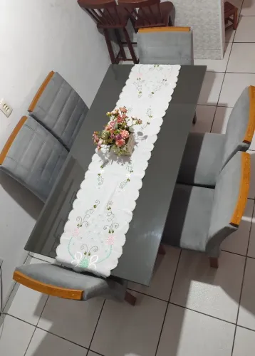 Mesa de Jantar com tampo em vidro laqueado e base em V, acomoda 6 cadeiras. 