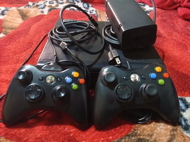 Vendo xbox 360 desbloqueado com HD e jogos, 2 controles