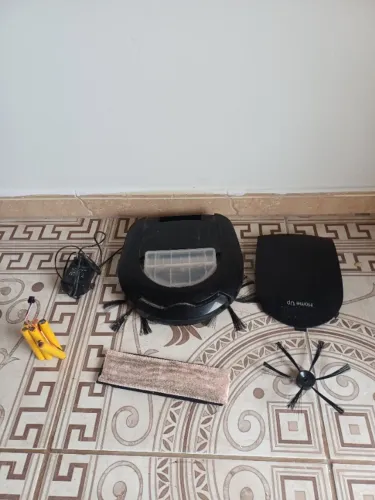 Robô aspirador de pó de casa.