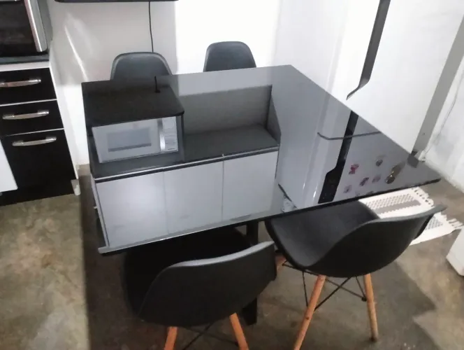 Mesa de jantar quadrada (NÃO acompanha cadeiras)