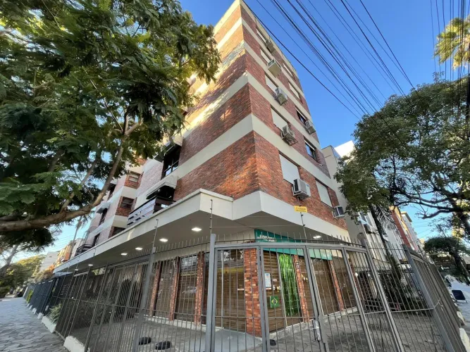 Apartamento de dois quartos e uma vaga de garagem no bairro Menino Deus em POA