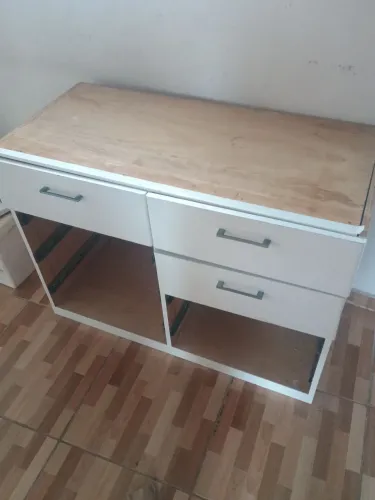 Cômoda semi-nova tá faltando três gavetas