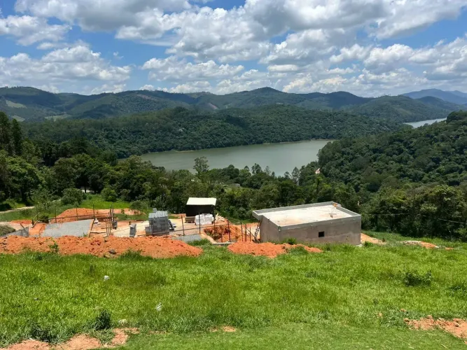 Terreno Entregue com Platô / Negocie com FGTS