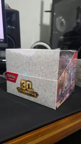 Display Cartas Pokemon TCG com 10 Latas (Mini Tins) - Celebração 30 anos (Inglês)