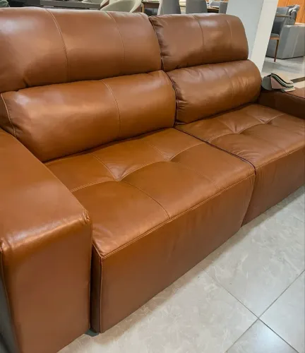 Sofá Retrátil Couro Conhaque ULTIMA PEÇA