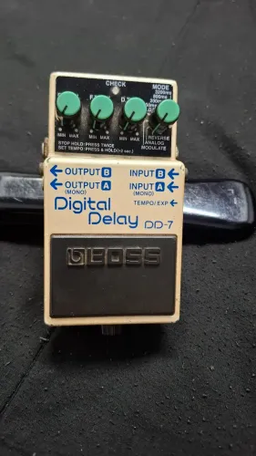 DIGITAL DELAY DD-7 BOSS.