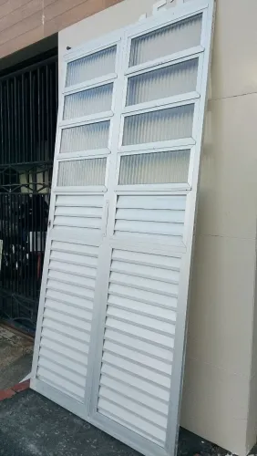 Linda porta de correr em alumínio medindo 1.05 por 2.10