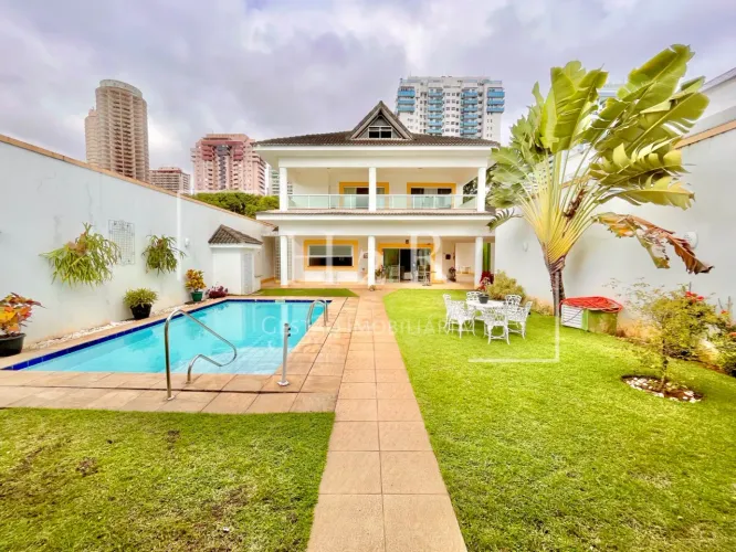 Espetacular Casa em Tradicional Condomínio da Barra da Tijuca