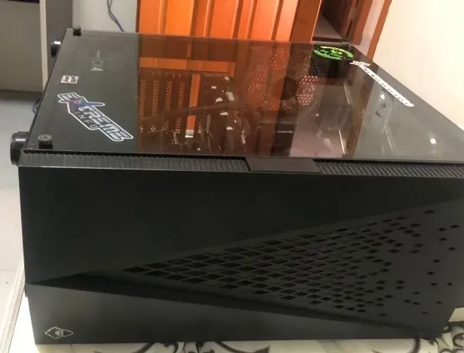 Gabinete gamer marca mancer , cor preta, com lateral em vidro/acrilico