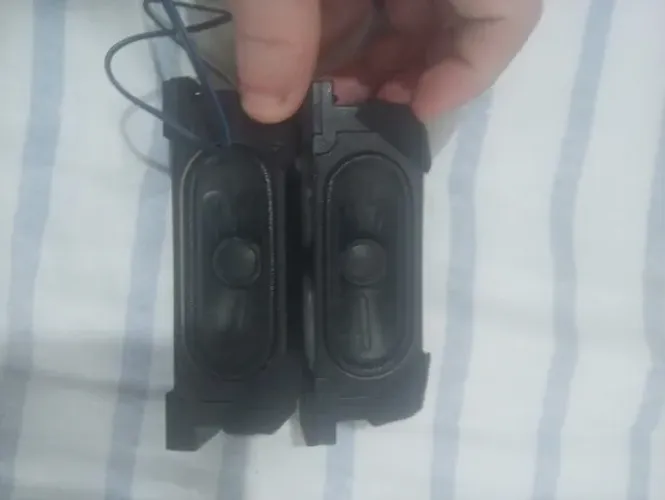 vende-se um par de alto falantes de tv multilaser tl020