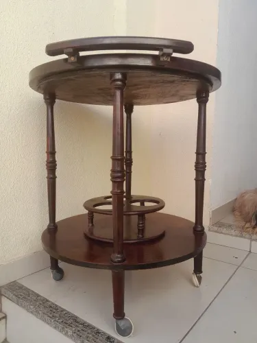 Antigo carrinho de bebidas em jacarandá