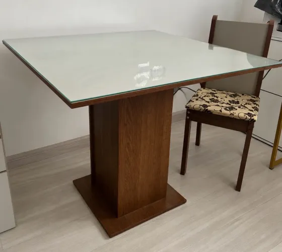 Mesa com duas cadeiras