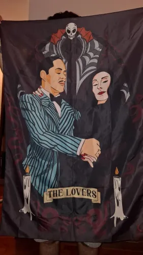 Pano de parede família Addams Tamanho Grande com pequeno detalhe de uso nas pontas