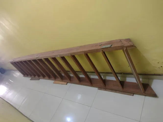 Escada de madeira em perfeito estado 