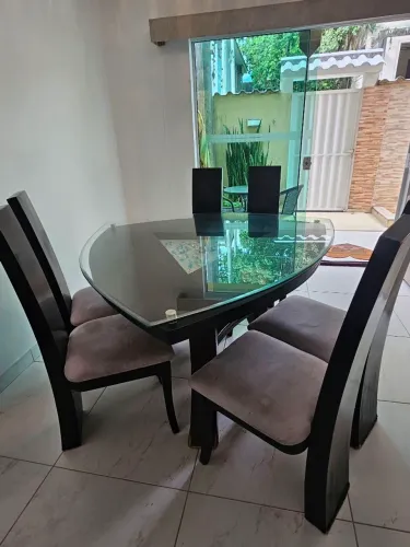 Mesa de Jantar Triangular de madeira robusta e tampo de Vidro grosso para 6 pessoas 