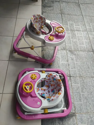 Vene-se dois andadores, em ótimas condições