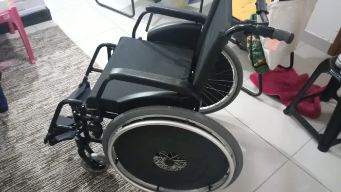 Deficiente físico... Cadeira de rodas e cadeira de banho 
