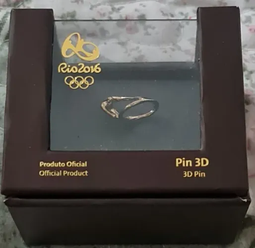 Pin 3D oficial dos Jogos Olímpicos Rio 2016 banhado a ouro