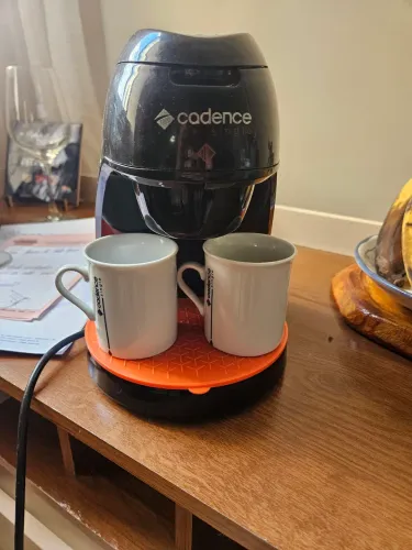 Cafeteira elétrica com xícaras semi nova