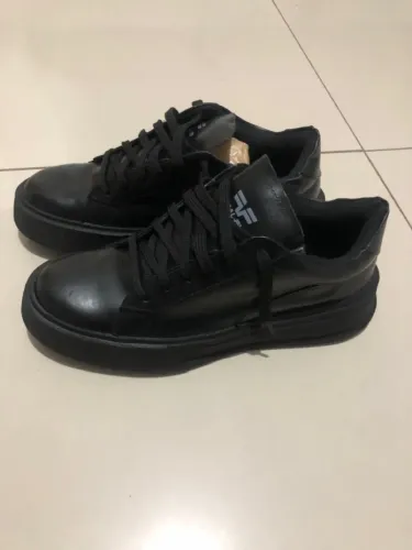 Tênis de couro preto