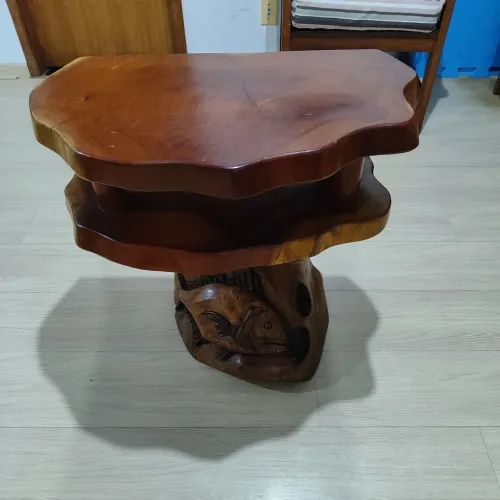 Mesa Artesanal Esculpida em Madeira Maciça de Jaqueira