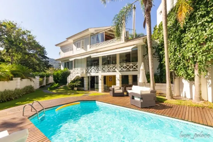 Casa alto padrão venda em terreno de 651m² no melhor cond. da Lagoa da Conceição em Floria