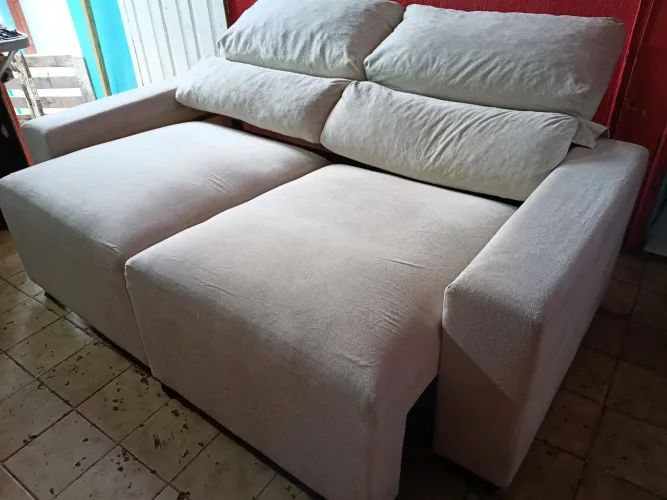 Sofá retrátil e reclinável novo em tecido veludo bege...tm 2m 