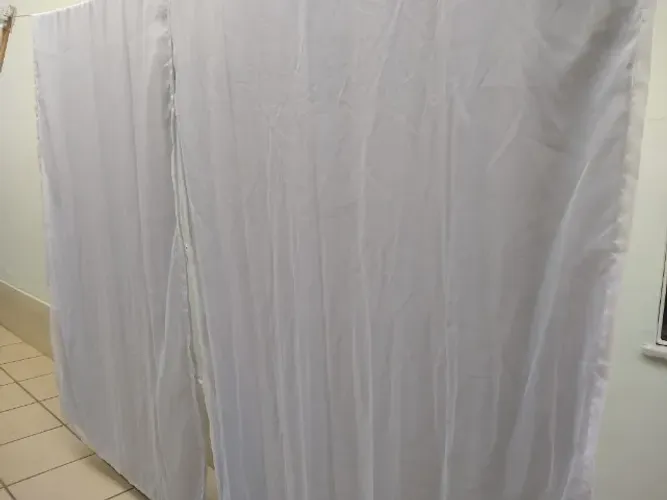 Cortina com Véu 2,20m x 1,50m Cor Cinza Claro Conservada