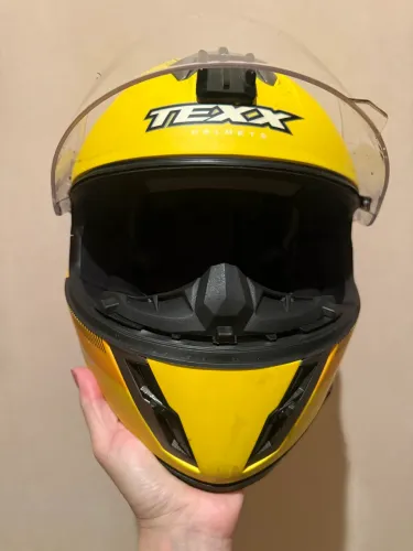 Capacete Texx Amarelo com suporte de câmera no topo.