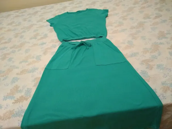Conjunto feminino blusa e saia.