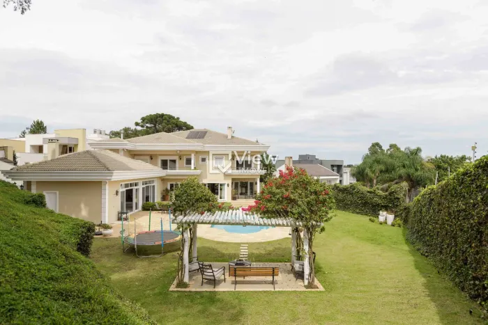 Quintal espaçoso com Piscina e 4 Suítes!