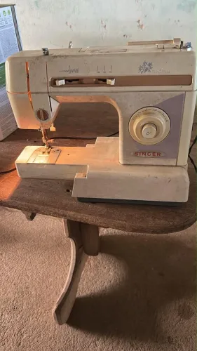 Vendo máquina de costura 250$