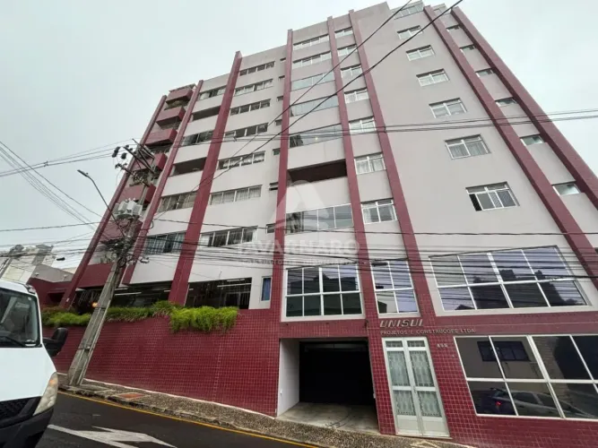 Apartamento com 2 Quartos e Sacada no Centro!