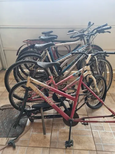 Vendo 6 bicicletas, 2 quadros e mais de 50 aros