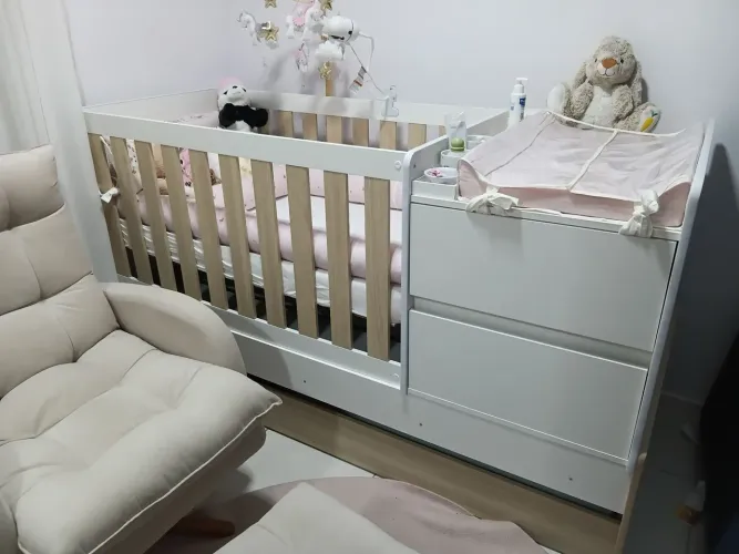 Berço com trocador, duas gavetas e uma cama gaveta.