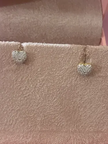 Brinco ouro amarelo e coração cravejado zircônia