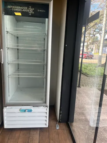 Vendo Freezer Expositor semi novo ação dual (freezer ou refrigerador)