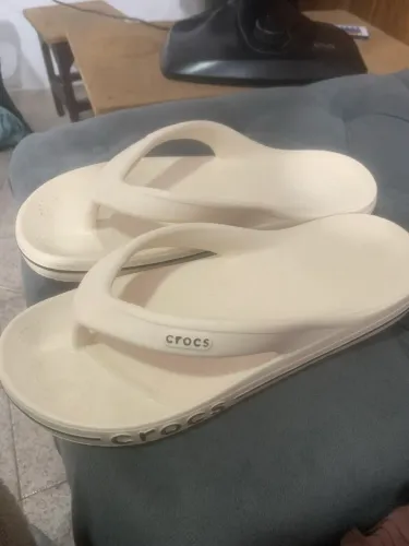 Chinelo Crocs unissex bege 41/42